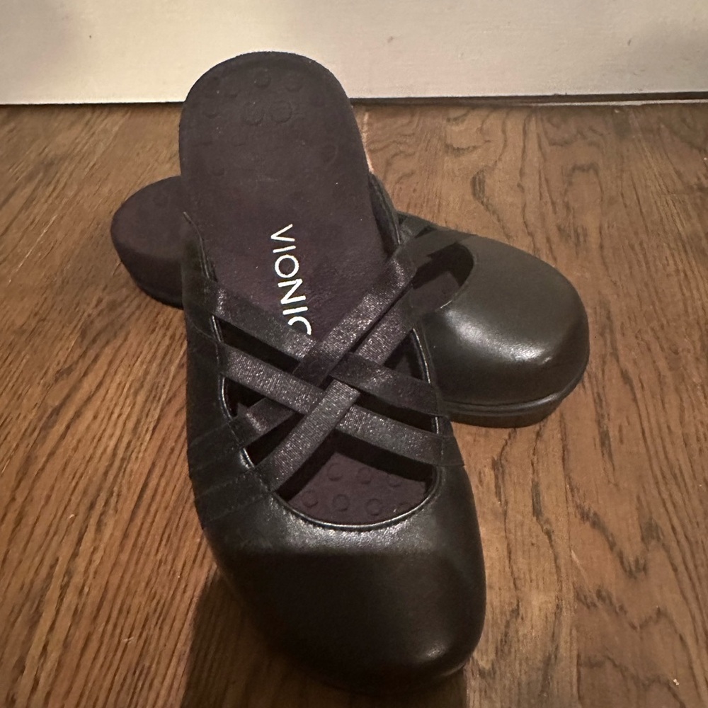 Viotta nick women’s slip on mules black size 6